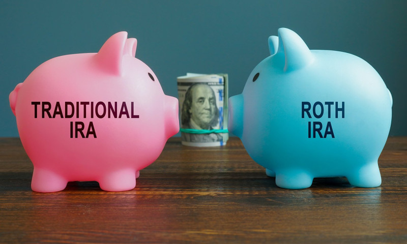 Pink Traditional IRA piggy bank facing a blue Roth IRA piggy bank with cash between them, showing how to safely convert
