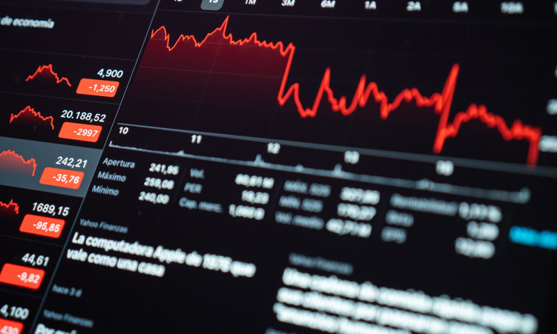 Stock market screen showing red declining charts, guiding retirees on what to do when the market drops sharply
