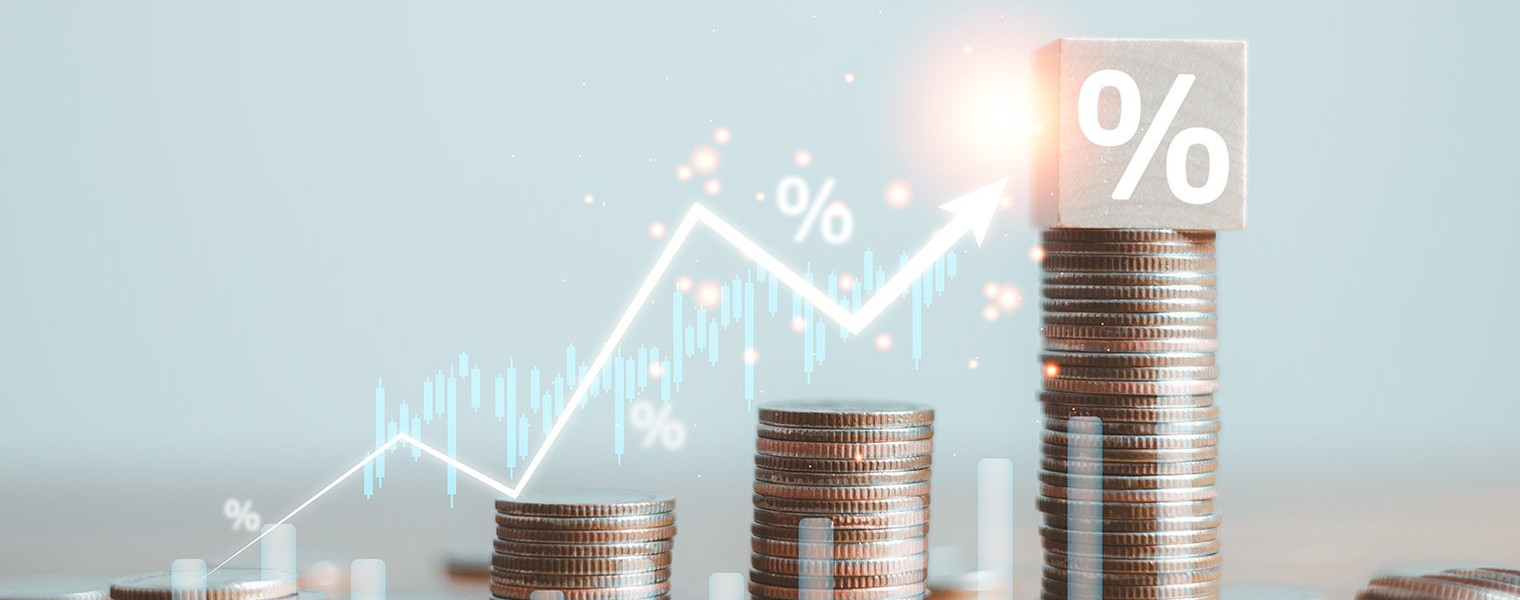 Three coin stacks with a rising percentage graph, showing how interest rate hikes affect retirement portfolios and savings